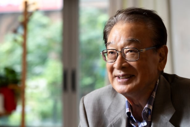 이순재는 “배우에게는 인기 스타의 길과 액팅 스타의 길이 있다"고 말한다. "껍질을 벗어야 나비가 되는데 인기 스타는 애벌레 때부터 인기와 돈을 얻는다. 후배들이 거기 안주하지 않기를 바란다. 젊은 배우들을 보면 양아치나 깡패 연기는 천재적으로 잘하는데 지적 표현은 안 된다. 연기력을 다듬고 힘이 축적되기까지 기다릴 줄 알아야 한다. 그래야 껍질을 벗고 날아오를 수 있다.” /이신영 영상미디어 기자