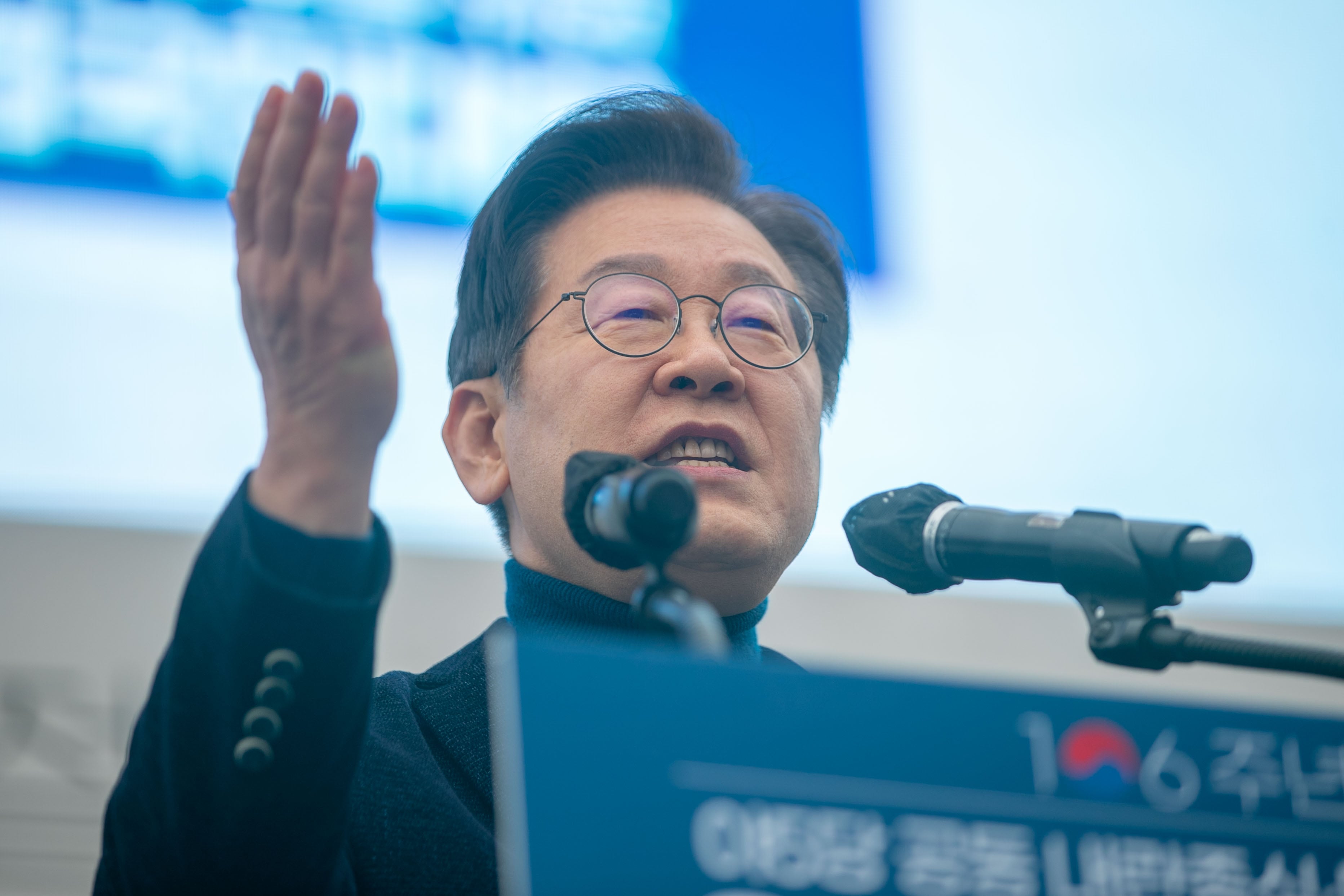 2025년 3월 1일 오후 서울 종로구 안국동 일대에서 촛불행동과 더불어민주당을 비롯한 야 5당이 윤석열 대통령 탄핵 촉구 집회가 열리고 있는 가운데 이재명 더불어민주당 대표가 단상에 올라 연설을 하고 있다. /장련성 기자