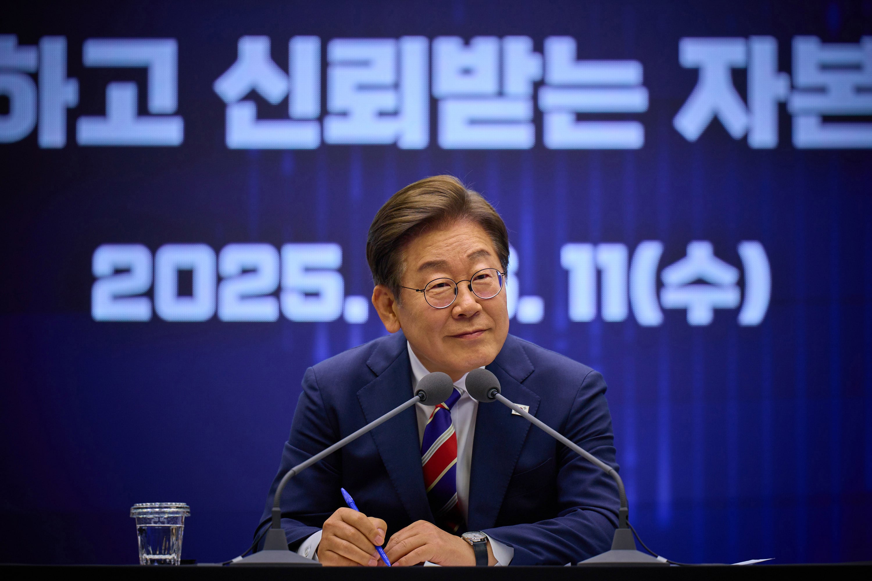 이재명 대통령이 지난해 9월 11일 서울 영등포구 한국거래소에서 열린 주식시장 불공정거래 근절을 위한 현장 간담회에서 참석자의 질문을 경청하고 있다. /뉴스1