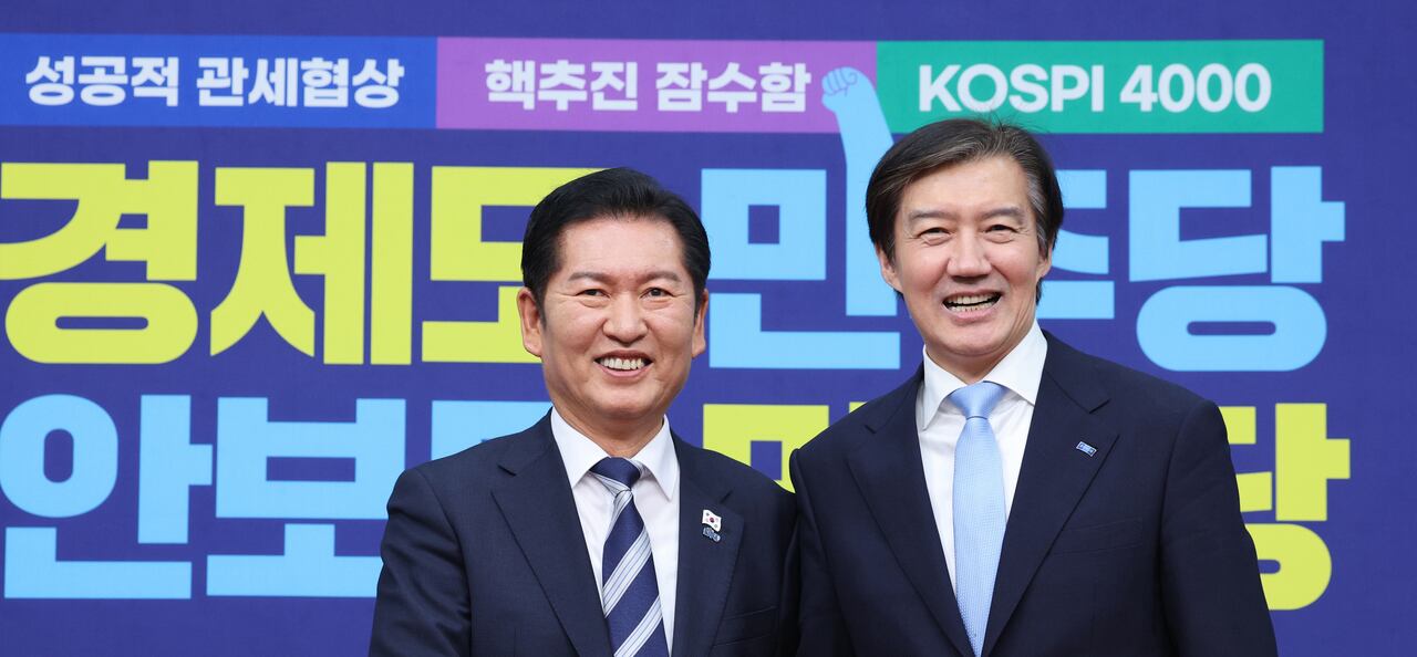 정청래 더불어민주당 대표가 지난해 11월 26일 국회에서 조국 조국혁신당 대표를 만나 악수하고 있다. /뉴스1