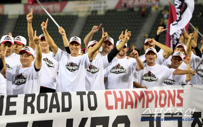 1일 잠실구장에서 정규리그 우승을 확정 지은 LG 트윈스 선수들이 기뻐하고 있다. 잠실=박재만 기자 pjm@sportschosun.com/2025.10.01