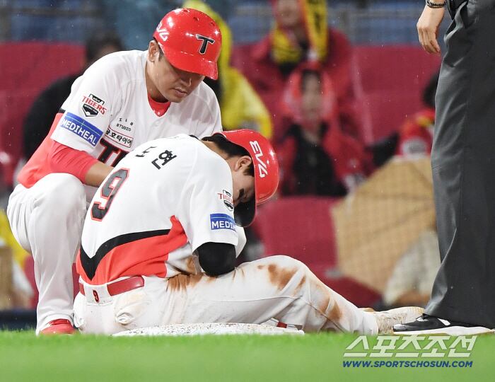 2일 광주 기아챔피언스필드에서 열린 SSG-KIA전. 1회말 2사 윤도현이 3루타를 친 후 슬라이딩 도중 부상을 당해 고통스러워하고 있다. 광주=정재근 기자 cjg@sportschosun.com/2025.10.2