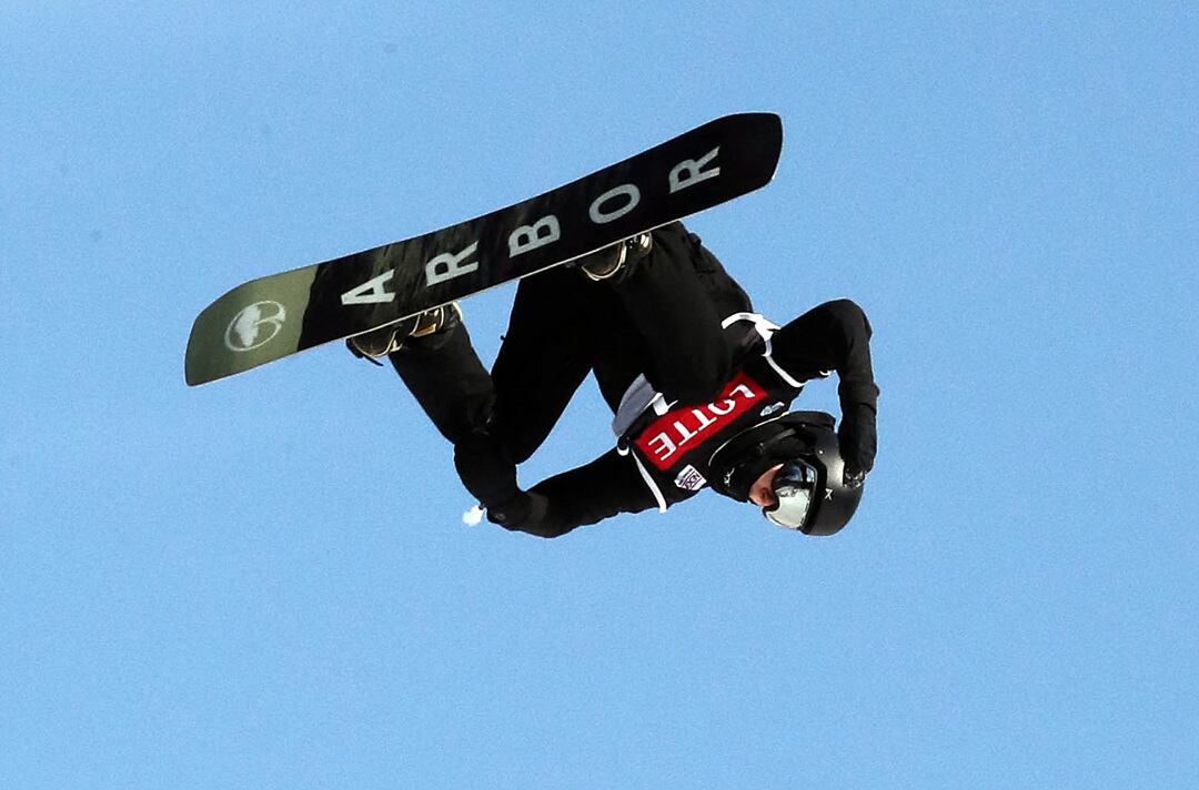 스노보드 월드컵 빅 에어 경기에서 한 선수가 멋진 기술을 선보이고 있다./김지호 기자