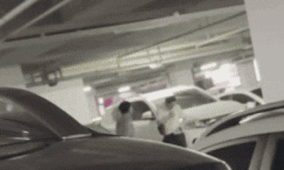 흰색 옷을 입은 대리기사가 자신의 옷 냄새를 맡고 있다. /보배드림