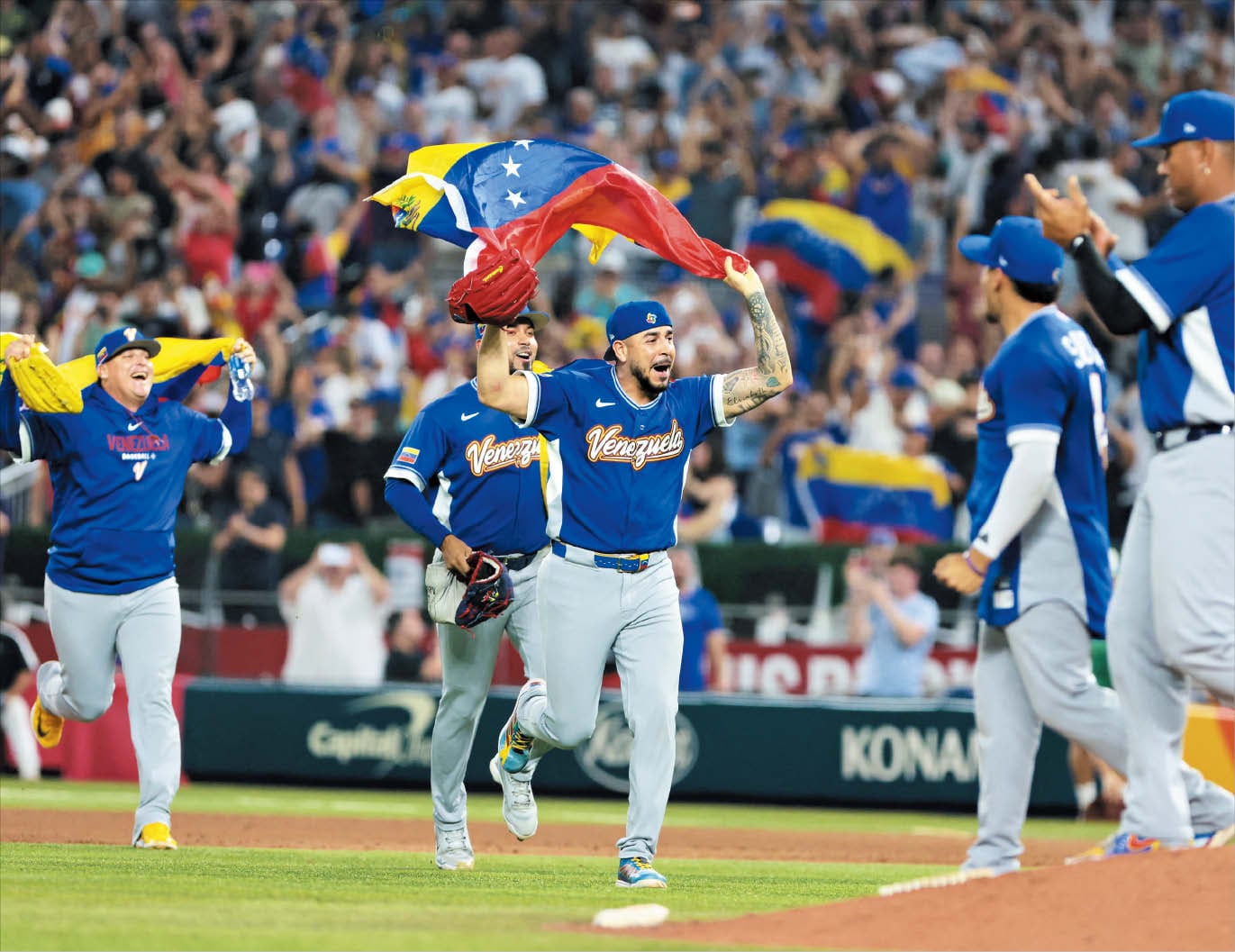 Imagn Images 연합뉴스기뻐하는 베네수엘라 17일 이탈리아를 4대2로 꺾고 WBC 결승에 진출한 베네수엘라 선수들이 국기를 흔들며 그라운드로 달려나오고 있다.