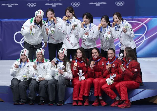  2026 밀라노·코르티나담페초 동계올림픽 쇼트트랙 여자 3000m 계주 결승에서 우승을 차지한 대한민국 여자 쇼트트랙 대표팀의 심석희(왼쪽부터), 노도희, 이소연, 김길리, 최민정이 18일(현지시간) 이탈리아 밀라노 아이스스케이팅 아레나에서 열린 시상식에서 은메달을 획득한 이탈리아, 동메달을 획득한 캐나다 대표팀 선수들과 기념 촬영을 하고 있다. /뉴스1