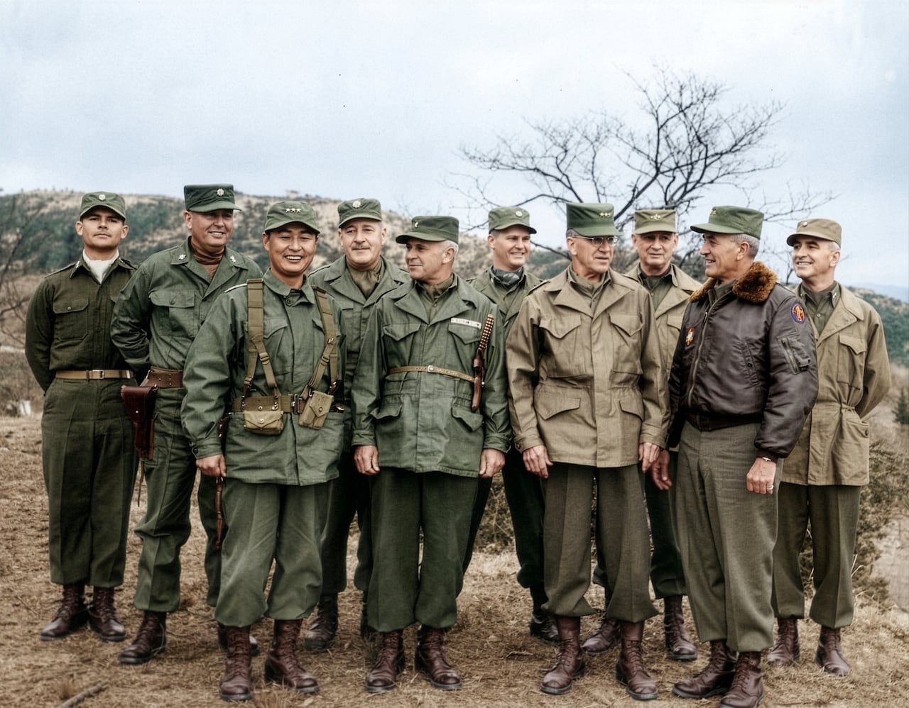 1952년 4월 말 춘천 인근 미 9군단 사령부에서 백선엽 신임 2군단장(왼쪽에서 셋째)이 와이만 미 9군단장(오른쪽에서 둘째) 및 그 참모들과 기념촬영했다. /백선엽 장군 기념재단