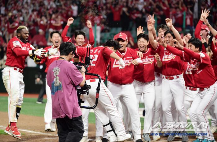 폰테크 달인 LG 우승! SSG 신인이 초대형 사고 쳤다…최종전 이보다 극적일까. 9회말 2사 한화에 극적 ‘끝내기 승리’