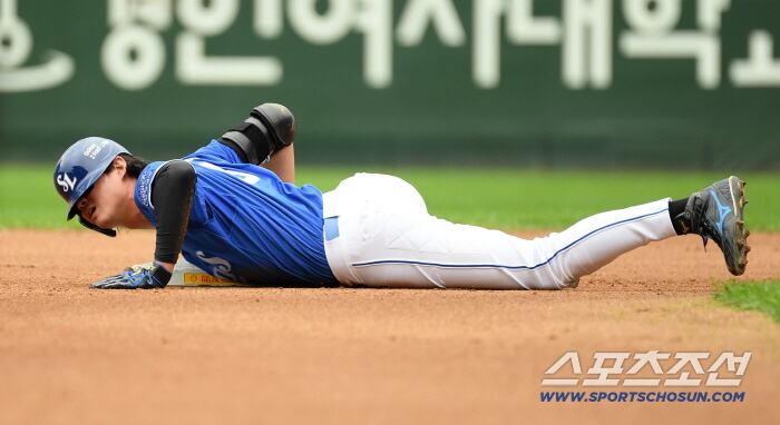 11일 인천SSG랜더스필드에서 열린 SSG와 삼성의 준PO 2차전. 4회초 1사 1루 삼성 구자욱이 안타를 날린 뒤 2루를 향해 몸을 날리고 있다. 인천=박재만 기자 pjm@sportschosun.com/2025.10.11
