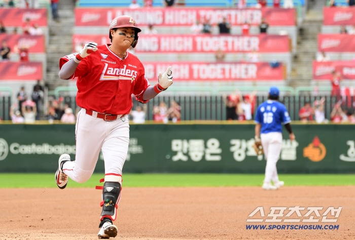 11일 인천SSG랜더스필드에서 열린 SSG와 삼성의 준PO 2차전. 2회말 1사 SSG 고명준이 솔로포를 날린 뒤 환호하고 있다. 인천=박재만 기자 pjm@sportschosun.com/2025.10.11