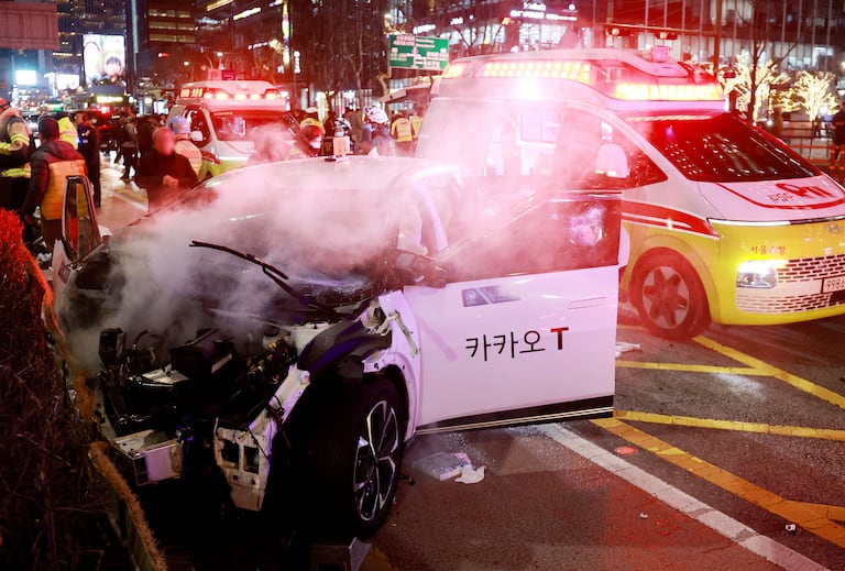 Taxi lao lên vỉa hè gần ga Jonggak ở Seoul khiến 1 người tử vong, 9 người bị thương