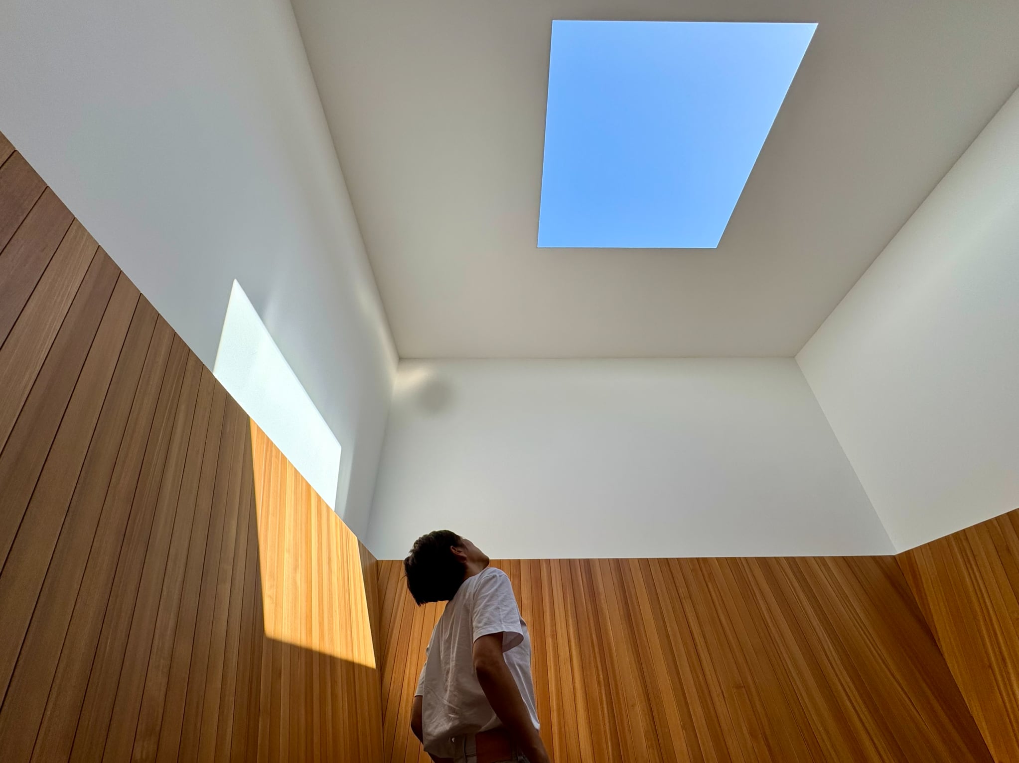 네덜란드 포를린덴(Voorlinden) 미술관에 설치된 ‘스카이스페이스(Skyspace)’. 감상자는 천문과 자연이 만드는 공연을 즐긴다. 불과 몇 분 머무르지 않아도 그 감흥은 강렬하고 진하다. 나도 모르는 순간 공간의 고요로 몰입된다. /박진배 제공