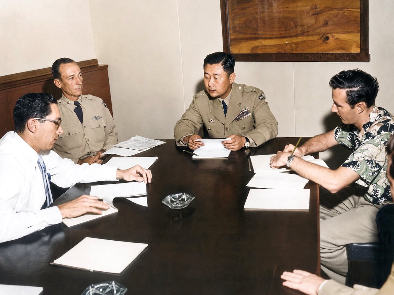 1953년 5월 미 육군의 초청으로 미국 방문길에 올랐던 백선엽 육군참모총장(가운데)이 하와이 호놀룰루에서 미국 기자들과 회견을 하고 있다. /미 국립 문서기록보관청