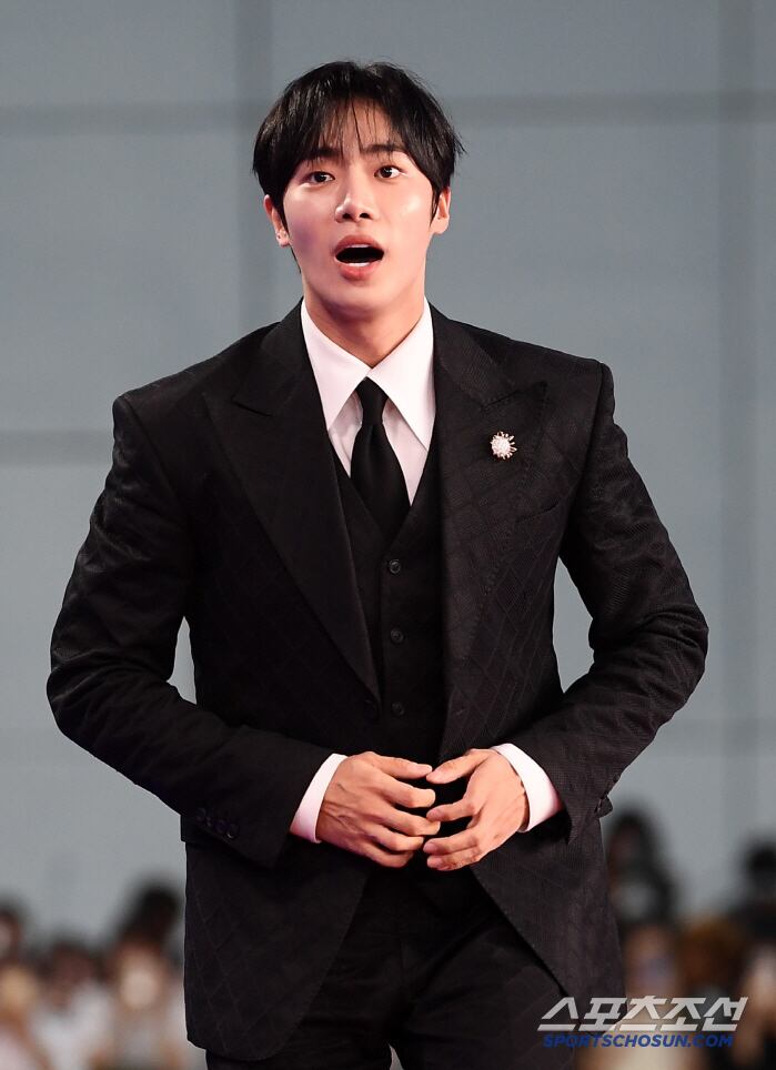 제4회 청룡시리즈어워즈(Bluedragon Series Awards)가 18일 인천 파라다이스시티에서 열렸다. 추영우가 포토타임을 갖고 있다. 인천=송정헌 기자 songs@sportschosun.com/2025.07.18