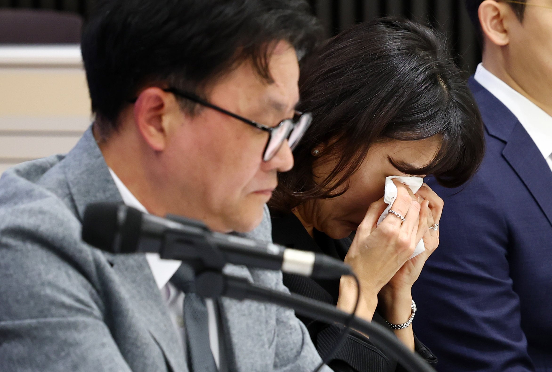 30일 서울 용산구 대한의사협회에서 열린 소아응급실 압수수색 규탄 및 진료권 보호 촉구 대한소아응급의학회 긴급기자회견 중 이지숙 아주대병원 소아전문응급의료센터장이 눈물을 흘리고 있다. /뉴시스