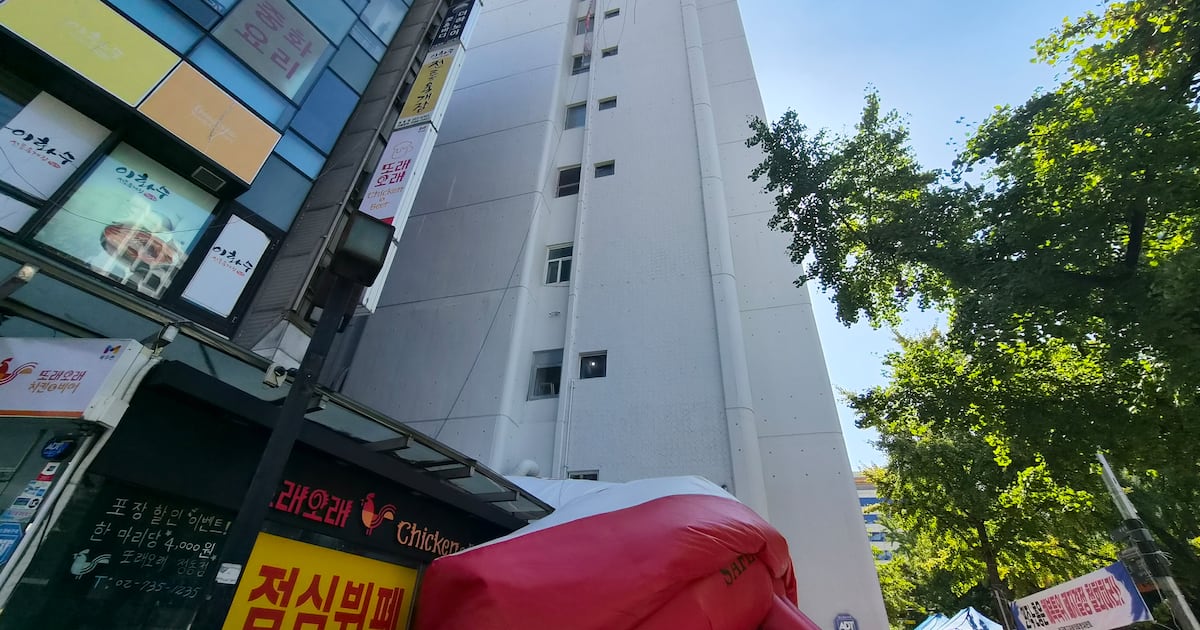 민노총 산하 노조간부 고공농성... 인도 막히고 경찰 24시간 대기 - 뉴스 썸네일 이미지