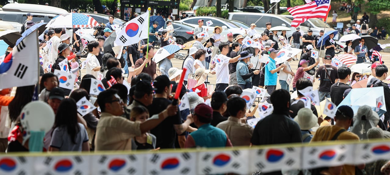 6·3 지방선거 투표용지 부족 사태에 반발한 시민들이 14일 서울 송파구 올림픽공원 핸드볼경기장 개표소 앞에 모여 재선거를 요구하는 구호를 외치고 있다. /뉴스1