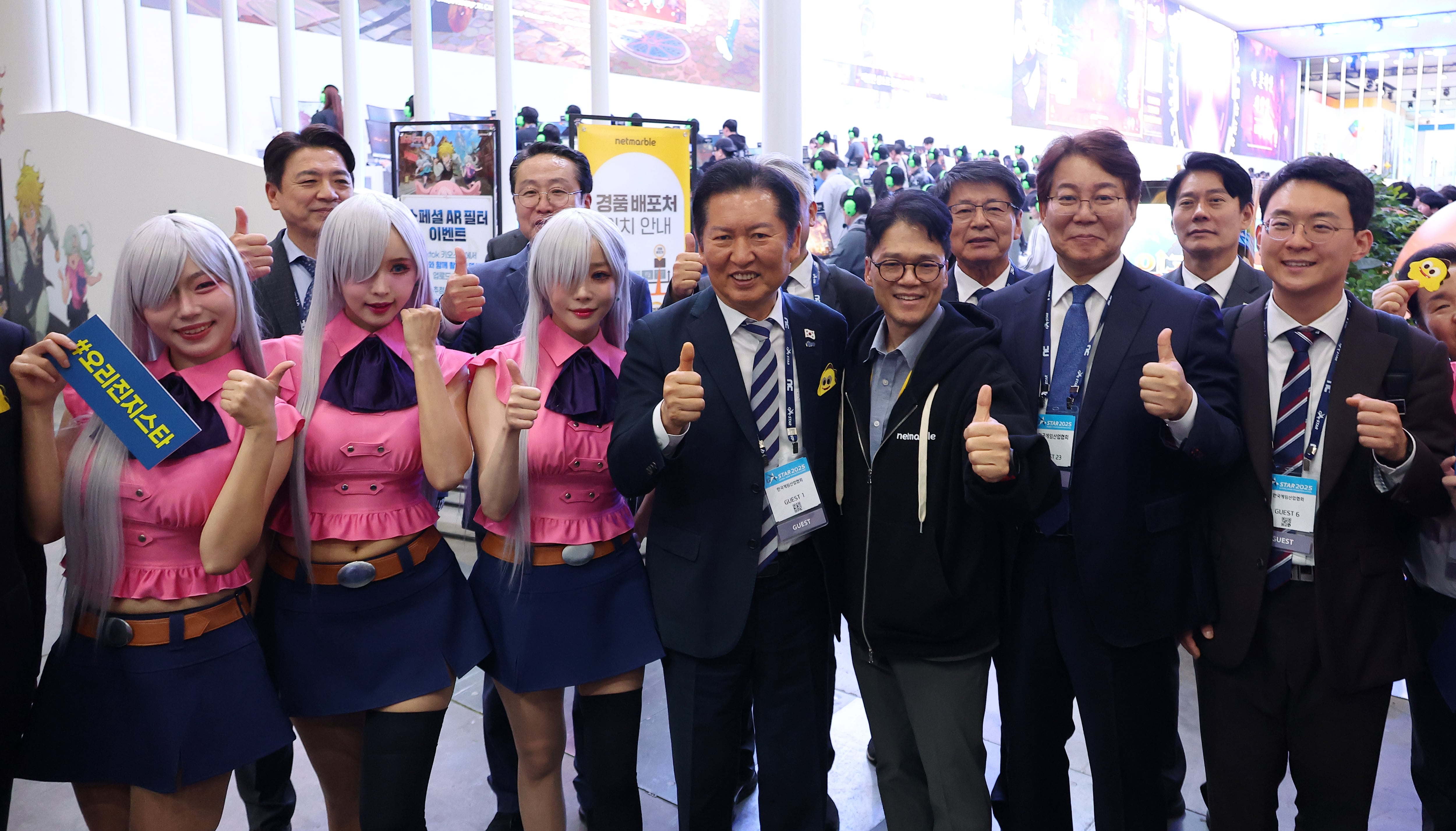 더불어민주당 정청래 대표가 14일 오후 부산 해운대구 벡스코에서 열리고 있는 국제게임전시회 지스타2025에서 코스프레한 게임 모델들과 기념촬영을 하고 있다. /연합뉴스