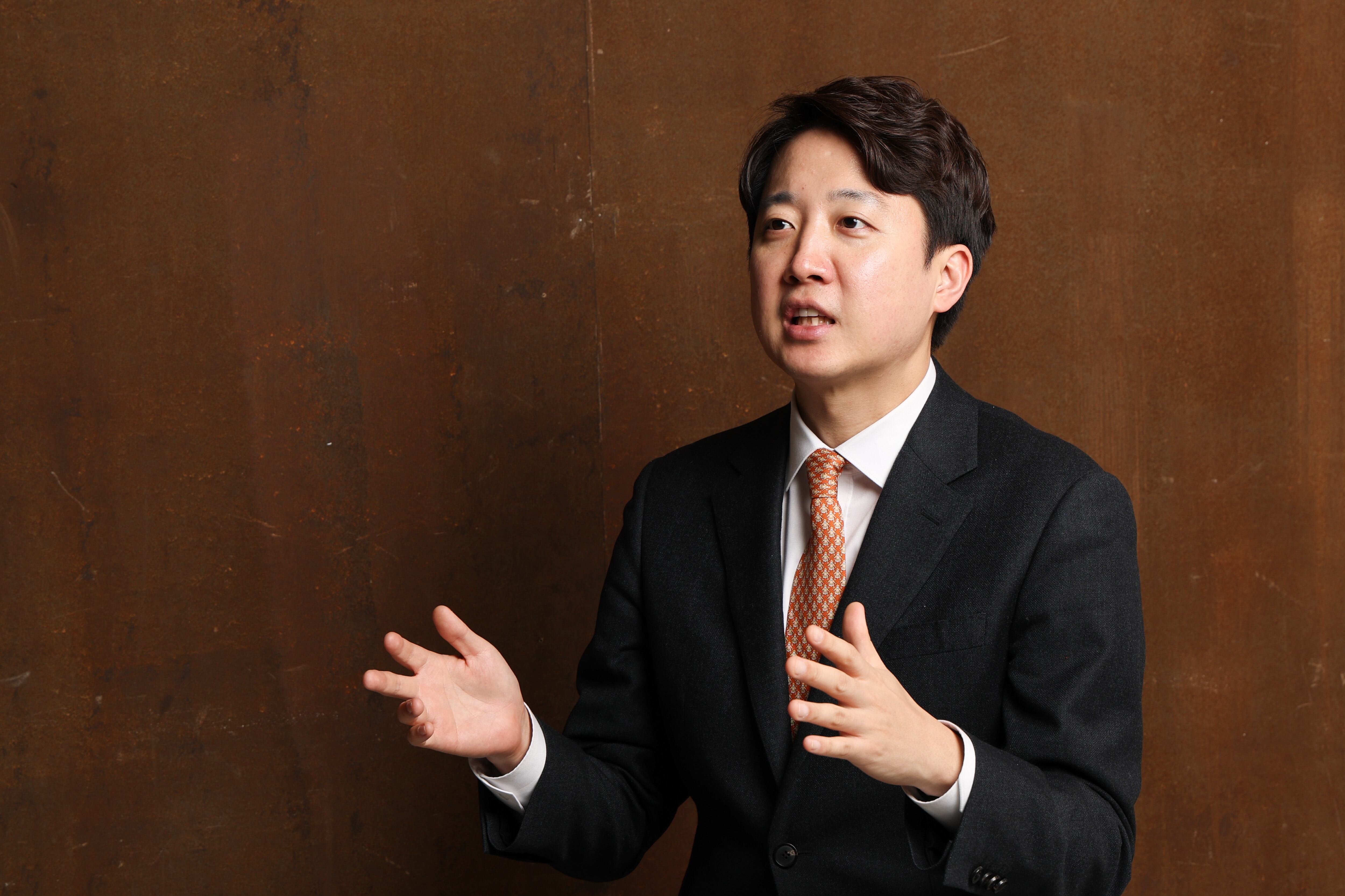 개혁신당 이준석 대표가 지난 12일 서울 중구 조선일보 건물에서 본지와 인터뷰를 하고 있다. 이 대표는