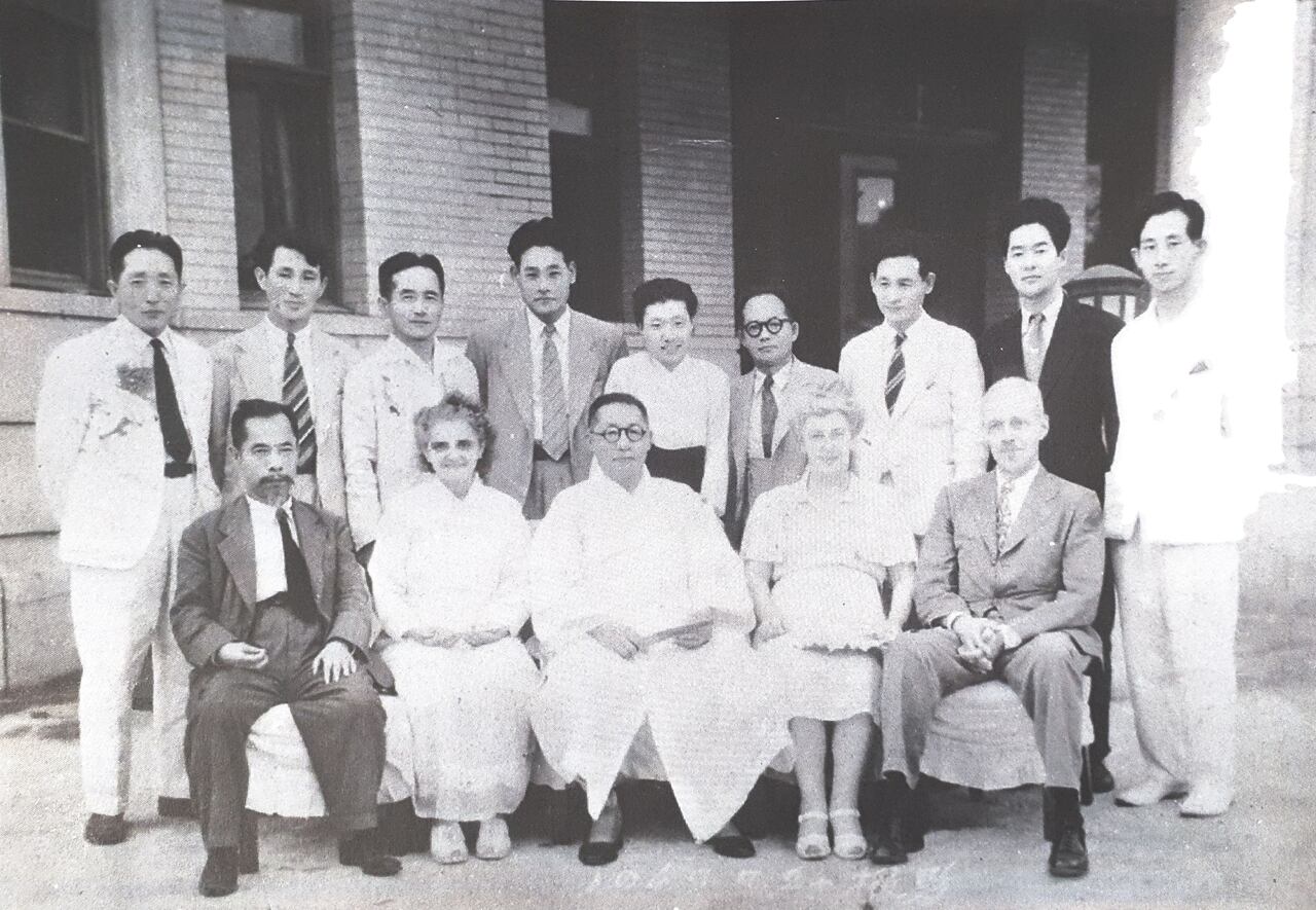 1947년7월24일 경교장을 찾은 푸랜시스카가 백범 김구 주석 왼쪽에서 포즈를 취했다.  상하이 임시정부를 도운 조지  A 피치 목사 부부((앞줄 오른쪽)를 환영하는 자리였다.
