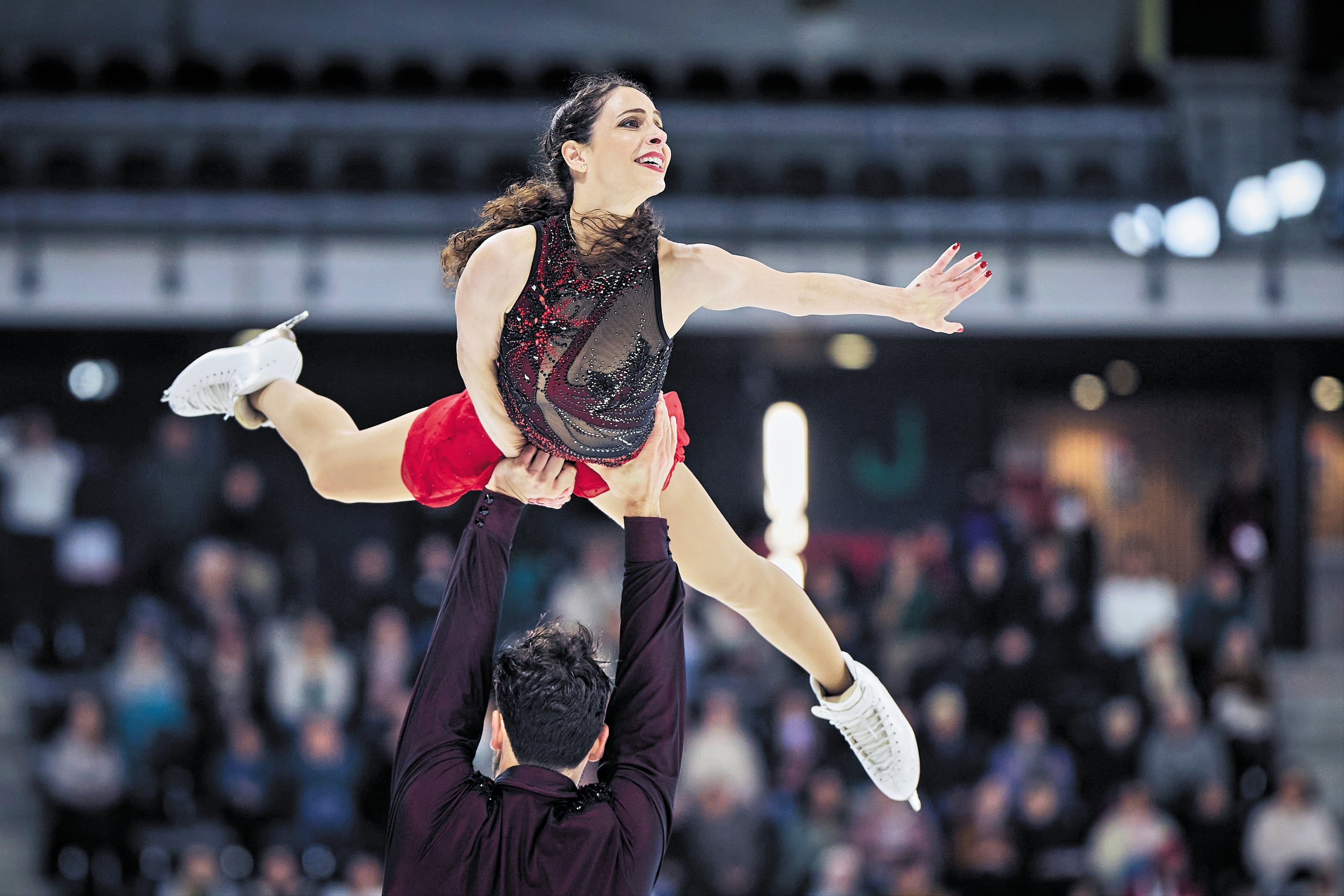 불혹을 넘긴 디아나 스텔라토 두덱이 작년 10월 프랑스에서 열린 ISU 피겨스케이팅 그랑프리 페어 경기에서 파트너인 막심 데샹(아래)과 함께 연기를 펼치고 있다. 10대 시절 부상으로 올림픽 출전 기회를 놓치고 은퇴했던 스텔라토 두덱은 다음 달 처음 올림픽 무대에 선다./게티이미지코리아