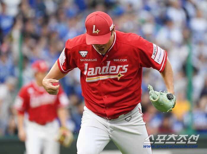 11일 인천 SSG랜더스필드에서 열린 삼성과 SSG의 준PO 2차전. 7회초 2사 1루 김성윤 타석. 1루주자 홍현빈의 2루 도루를 저지한 노경은이 포효하고 있다. 인천=정재근 기자 cjg@sportschosun.com/2025.10.11