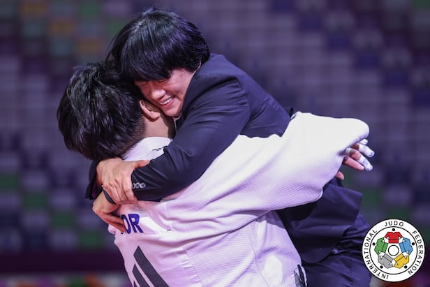 イ・ヒョンジが優勝後、女子代表のチョン・ソンスク監督と喜びを分かち合っている。／IJF