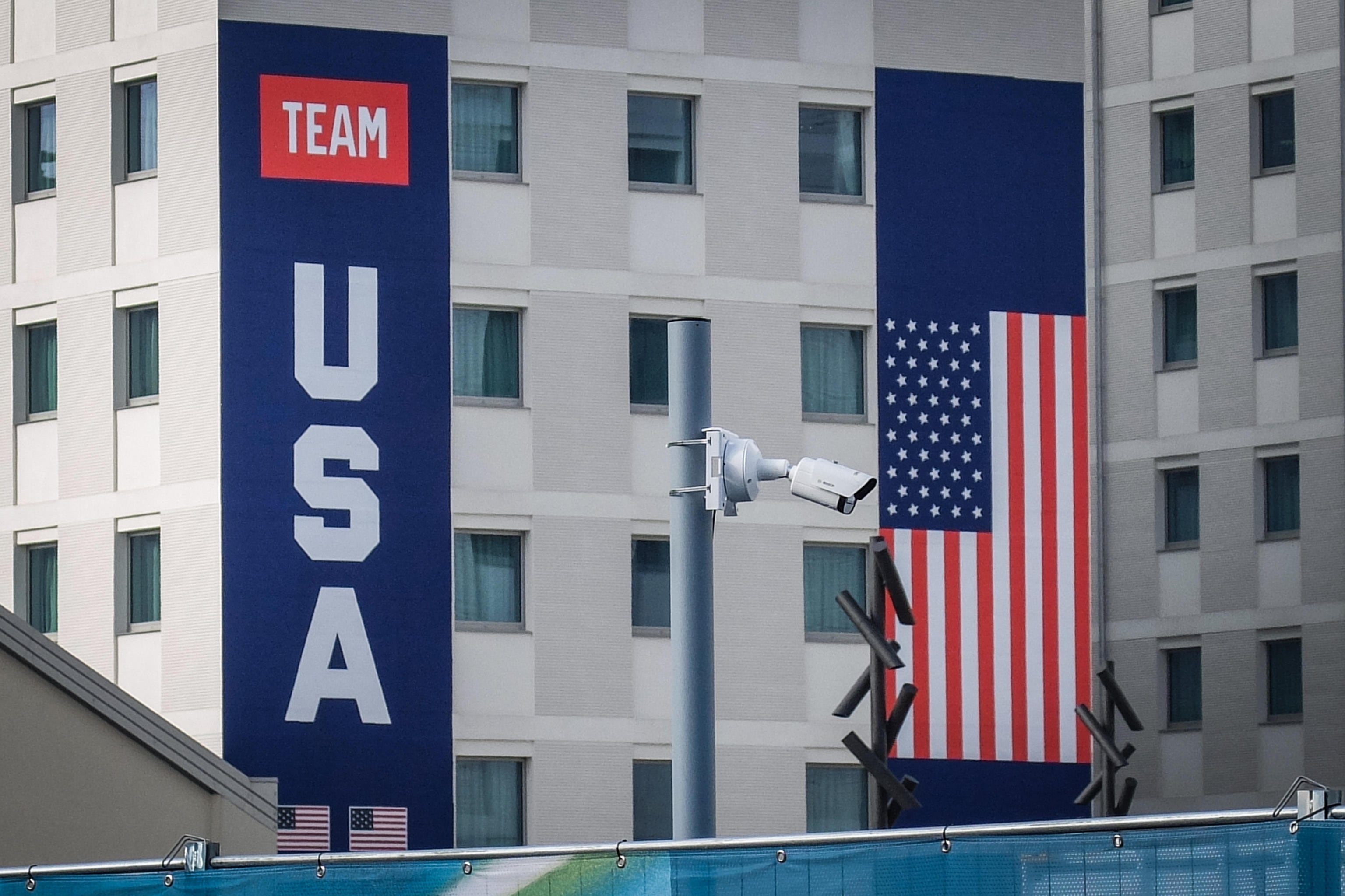 이탈리아 밀라노의 2026 동계 올림픽 선수촌 건물에 미국 국기가 걸려있다. /EPA 연합뉴스