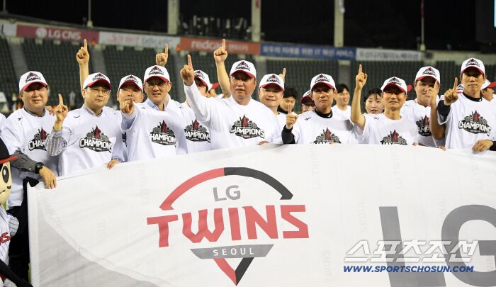 1일 잠실구장에서 정규리그 우승을 확정 지은 LG 트윈스 차명석 단장, 염경엽 감독, 김인석 대표이사를 비롯한 코치진이 기뻐하고 있다. 잠실=박재만 기자 pjm@sportschosun.com/2025.10.01