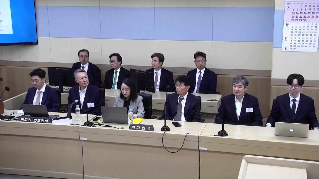 이종섭 전 국방부 장관을 호주대사로 임명해 해외로 출국시킨 혐의로 재판에 넘겨진 윤석열 전 대통령이 11일 서울 서초구 서울중앙지방법원에서 열린 1심 선고 공판에 출석해 자리에 앉아 있다. 서울중앙지법 형사합의22부(부장판사 조형우)는 11일 범인도피, 직권남용 권리행사방해 등 혐의로 기소된 윤 전 대통령에게 무죄를 선고했다. /서울지방지법