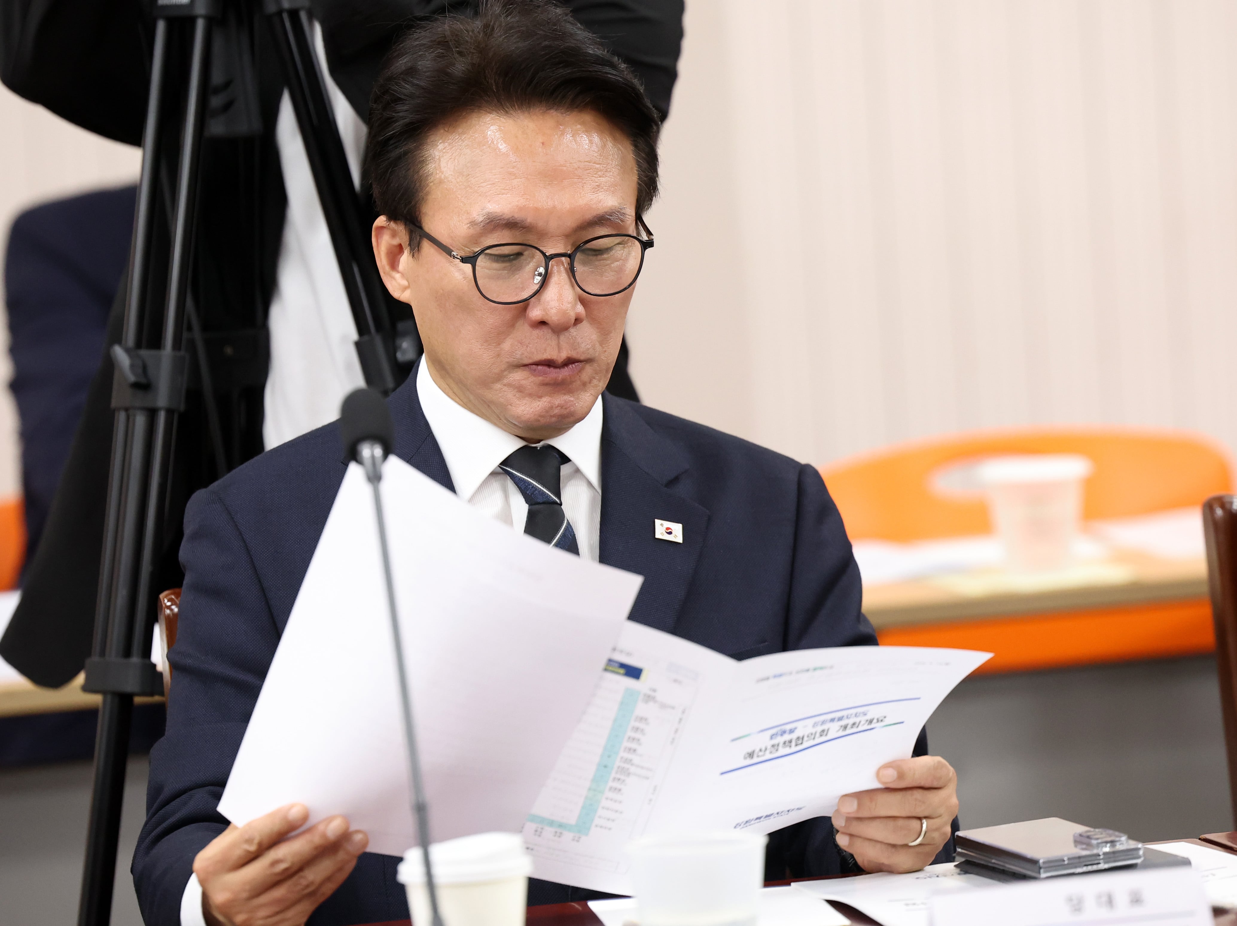 더불어민주당 김민석 대표가 14일 강원 춘천시 강원특별자치도청에서 열린 더불어민주당·강원도 2026년 예산정책협의회에서 회의 자료를 살펴보고 있다./연합뉴스
