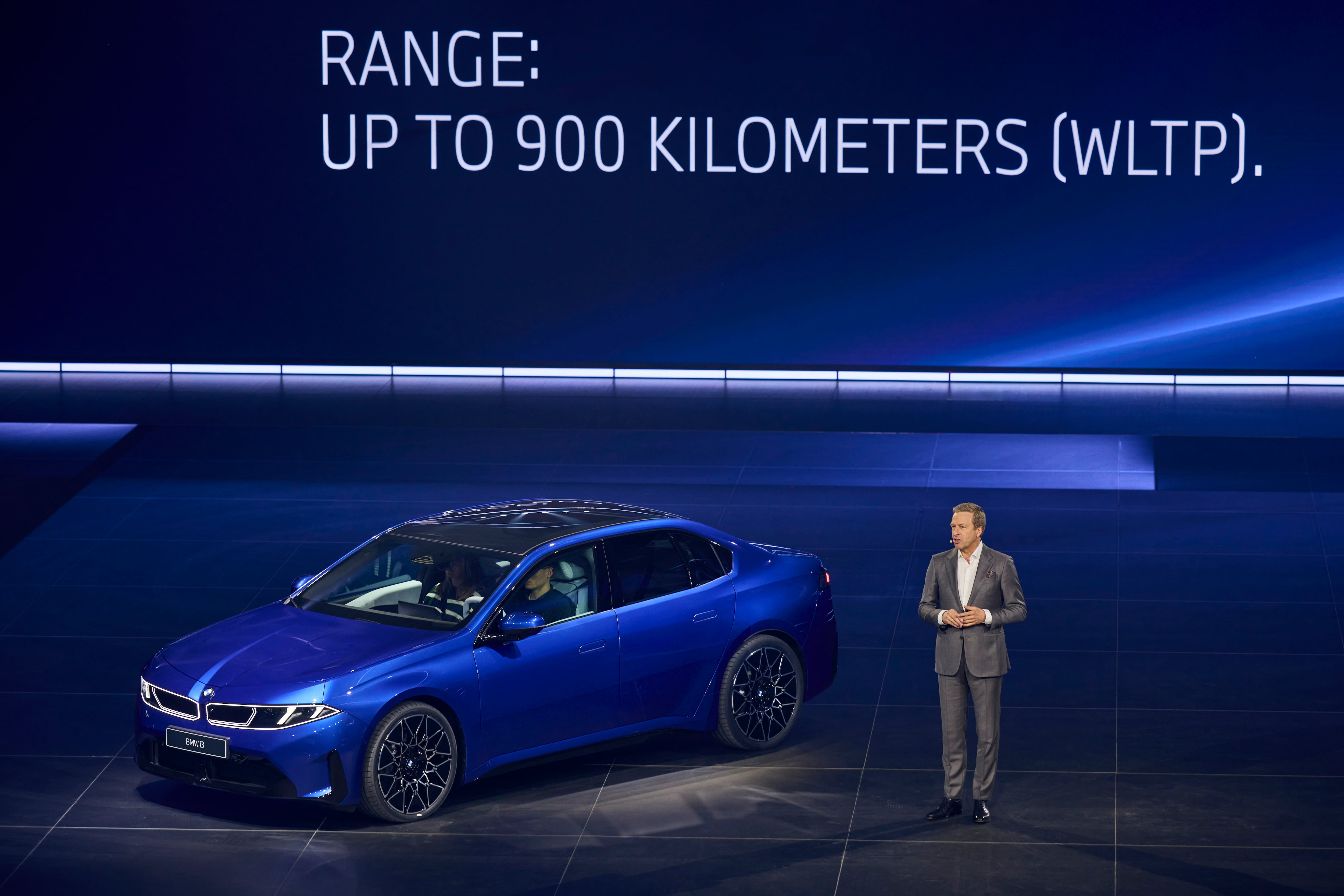 올리버 집세 BMW 그룹 회장이 지난 3월 BMW의 차세대 전기 세단 '신형 i3'를 소개하는 모습. /BMW