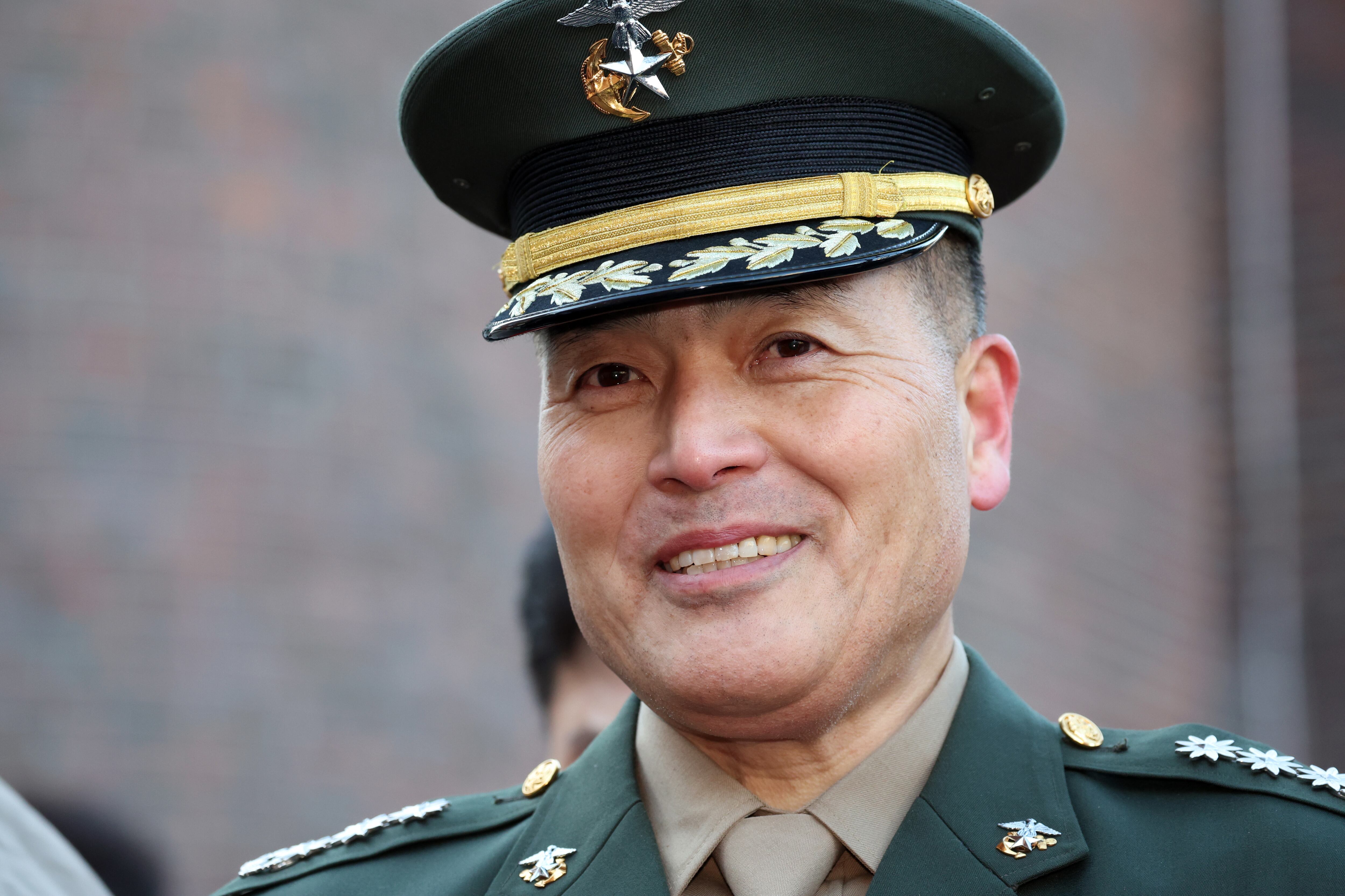 채 상병 순직 사건과 관련해 항명 및 상관명예훼손 혐의로 기소된 박정훈 전 해병대 수사단장(대령)이 지난 9일 오전 서울 용산구 중앙지역군사법원에서 열린 1심 선고공판에 앞서 지지자와 대화를 하며 웃고 있다. 이날 재판부는 군 검찰이 박정훈 대령에게 적용했던 혐의 모두에 대해 무죄 판단을 내렸다. /뉴스1