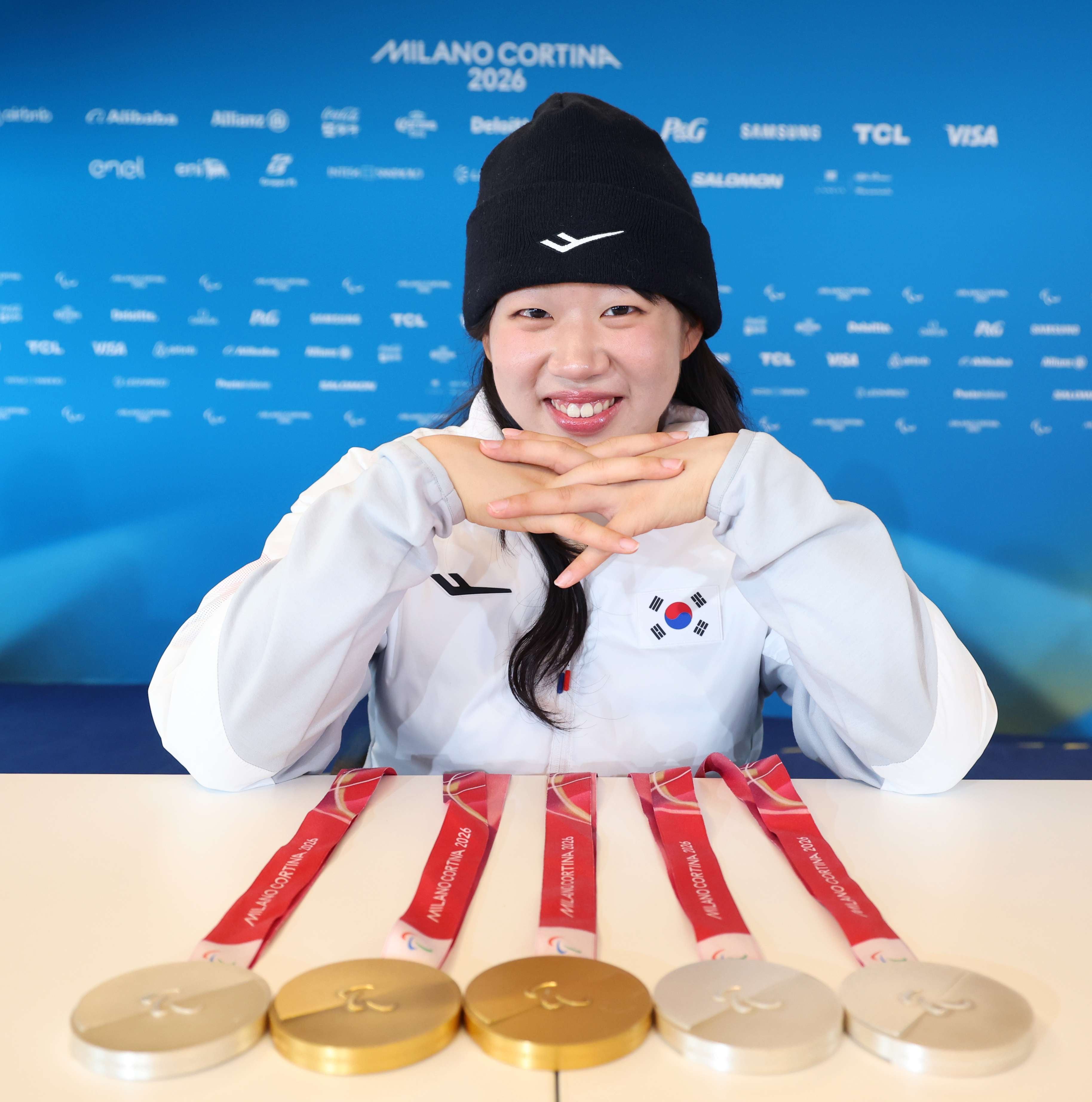 밀라노 코르티나 동계 패럴림픽에서 금메달 2개와 은메달 3개를 따낸 김윤지가 15일 이탈리아 테세로에서 열린 기자회견에서 자신이 따낸 메달 5개를 펼쳐놓고 있다./대한장애인체육회