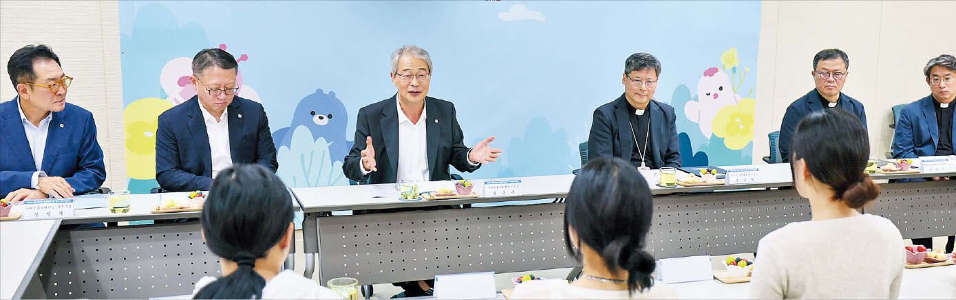 지난 7월 4일 서울 중구 명동의 천주교 서울대교구청에서 임종룡(뒷줄 왼쪽에서 셋째) 우리금융그룹 회장 겸 우리금융미래재단 이사장과 정순택(뒷줄 왼쪽에서 넷째) 서울대교구장(대주교) 등이 미성년 미혼 한부모들과 대화하고 있다./우리금융지주