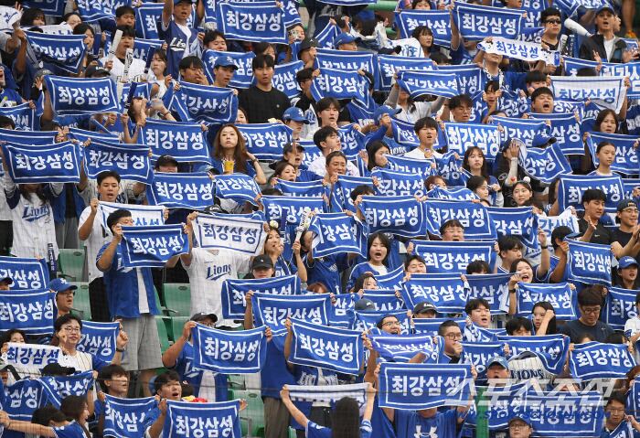 11일 인천 SSG랜더스필드에서 열린 삼성과 SSG의 준PO 2차전. 삼성 팬들이 열띤 응원전을 펼치고 있다. 인천=정재근 기자 cjg@sportschosun.com/2025.10.11