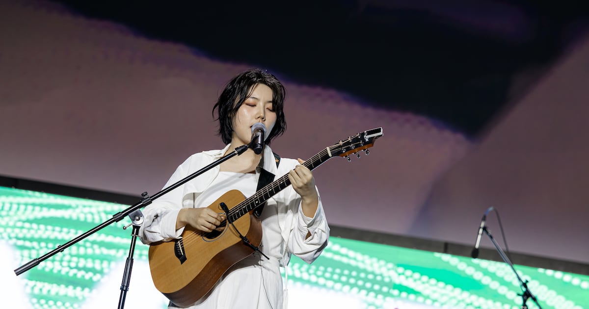 비틀스 홀린 'OST 장인' 일레인..."심장 때리는 건 AI 아닌 '수제'... - 뉴스 썸네일 이미지