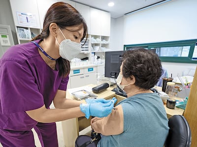 빨라진 독감 유행에 백신 접종도 앞당겨져… 75세 이상 어르신 10월 6일부터 받으세요