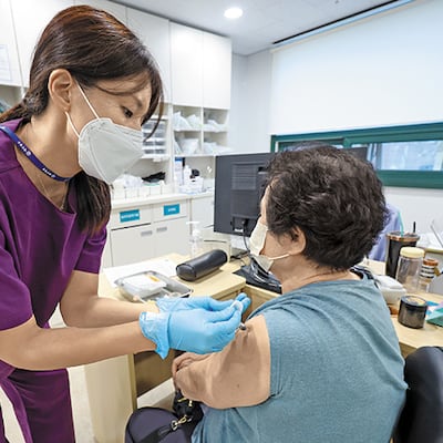 빨라진 독감 유행에 백신 접종도 앞당겨져… 75세 이상 어르신 10월 6일부터 받으세요