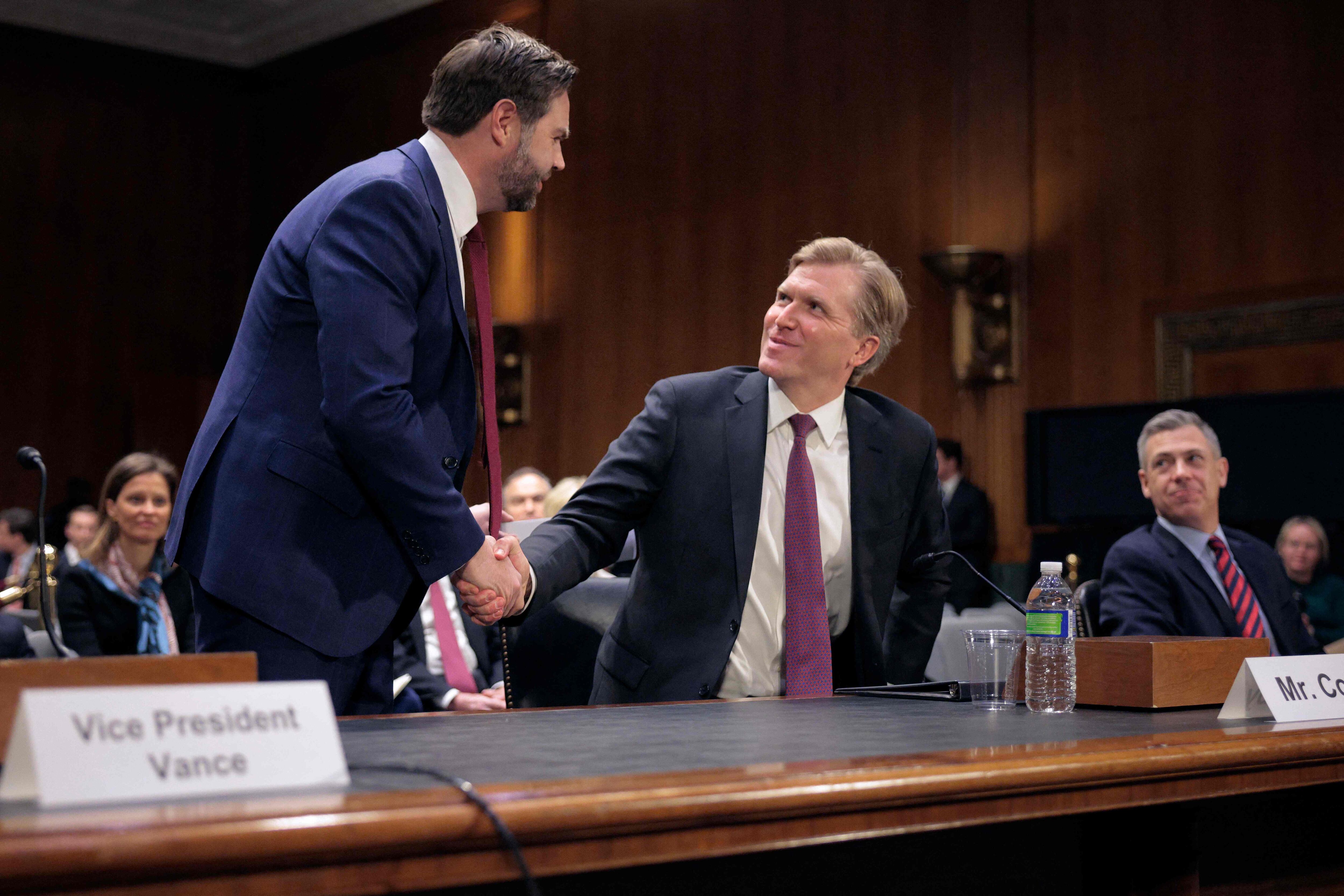 4일 상원 인사청문회에서 엘브리지 콜비 국방부 정책담당 차관 후보자(오른쪽)가 J D 밴스 부통령과 악수를 하고 있다. /AFP 연합뉴스
