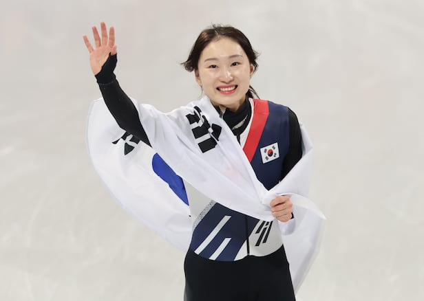 20일 (현지 시간) 이탈리아 밀라노 아이스 스케이팅 아레나 경기장에서 열린 2026 밀라노·코르티나담페초 동계올림픽 쇼트트랙 여자 1500m 결승에서 최민정이 은메달을 획득한 뒤 기뻐하고 있다./뉴시스