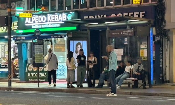 N72 Night Bus: Foreign Tourists Pack Weekends from Itaewon to Hongdae