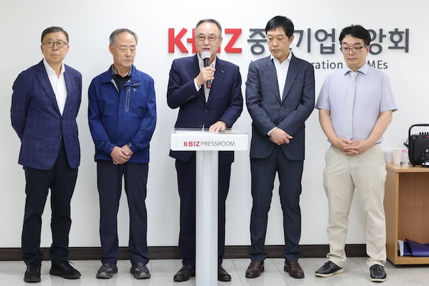 ソン・チヨン（中央）小商工人連合会会長が17日、ソウル・汝矣島の中小企業中央会で開かれた配達プラットフォーム関連5団体の緊急記者会見で、業界の苦境を訴えている。／聯合ニュース