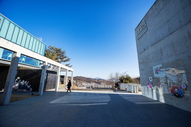 용마봉에서 망우산 방향으로 하산하면 ‘망우역사문화공원’이 기다린다. 2022년 복합 문화 공간 '중랑망우공간' 개관 후 214만명이 다녀가며 서울둘레길의 명소로 자리 잡았다. / 양수열 영상미디어 기자