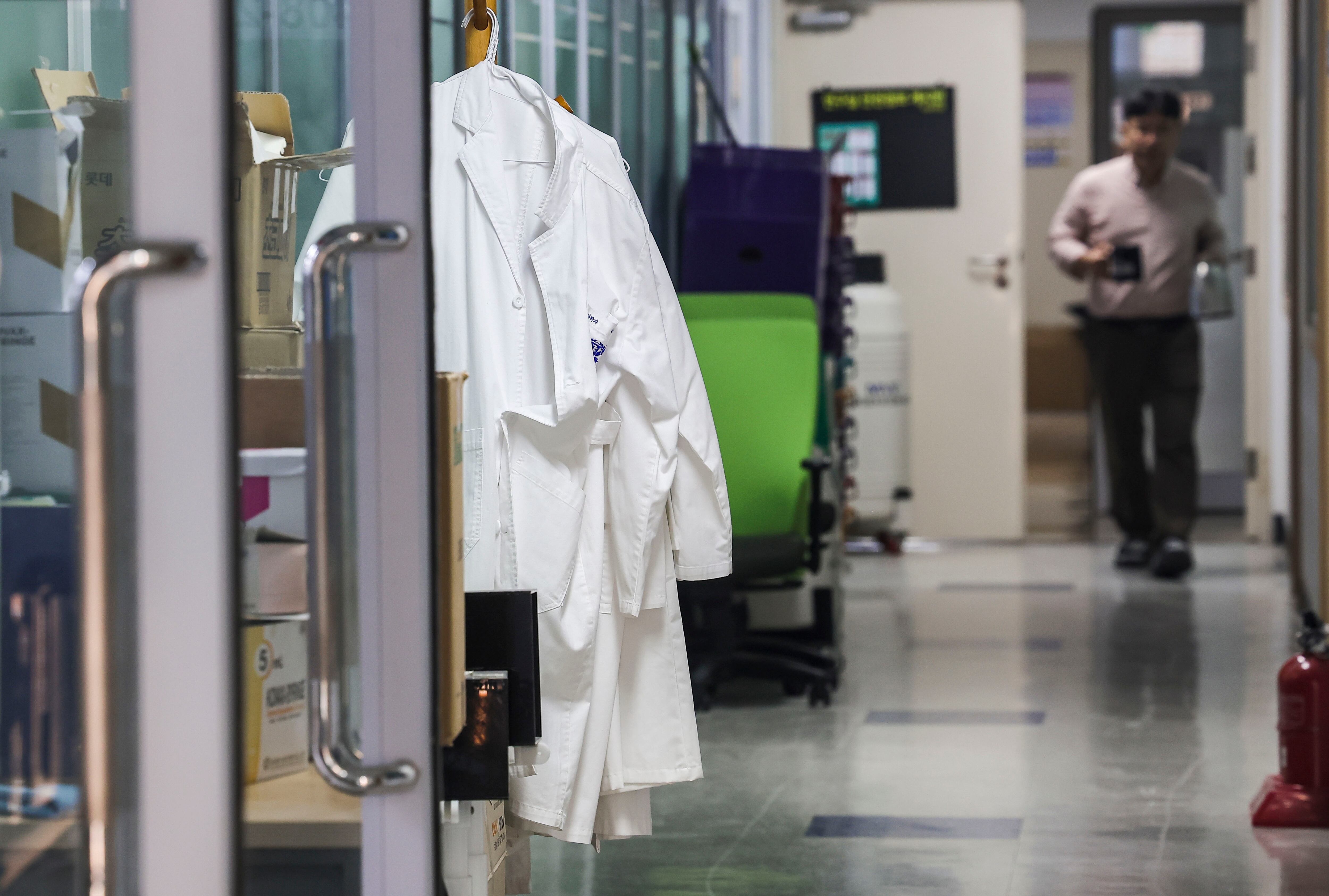 지난 10월 30일 서울시내 한 의과대학에 의시가운이 걸려있다. /뉴시스