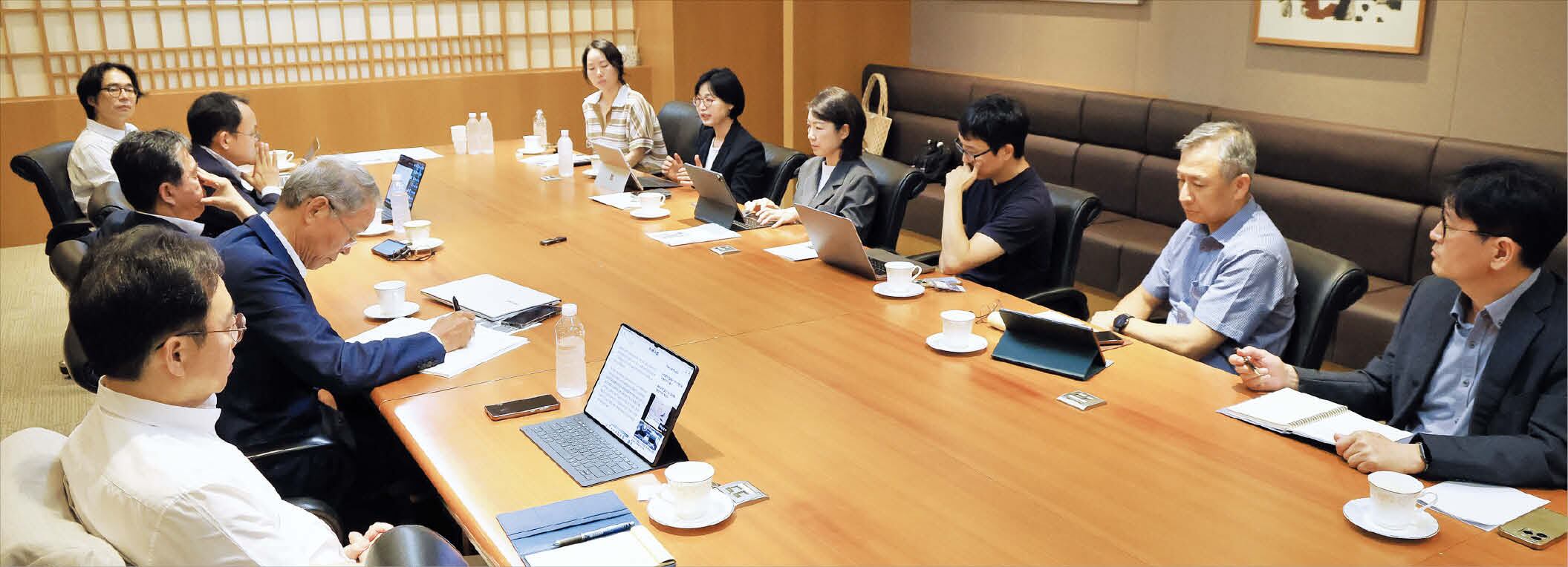왼쪽부터 시계 방향으로 홍석철 위원, 김도연 위원장, 김태수·하상응·김현석·서혜진·박선희·신자은·최윤재·마상윤 위원, 조중식 부국장. /고운호 기자