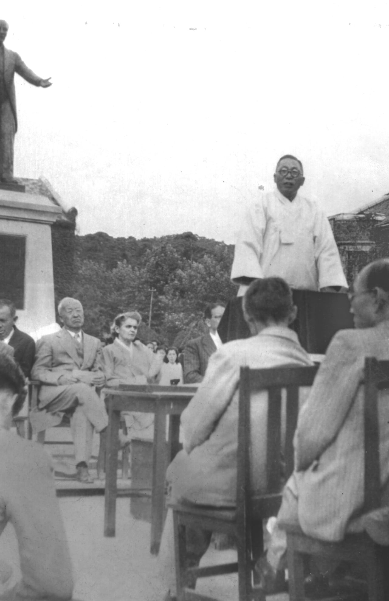 1948년 10월16일 연희대 언더우드 동상 재건식에 참석한 백범 김구와 이승만 대통령 부부. 김규식, 백낙준, 이묘묵(연희동문회회장, 하지 중장 통역및 자문관 역임) 등도 참석했다. /연세대