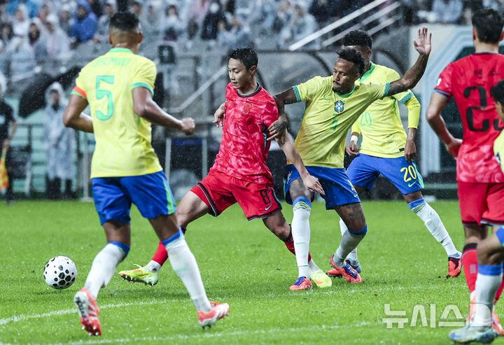 몸싸움하는 백승호