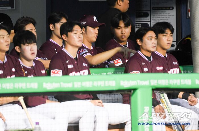 18일 잠실구장에서 열린 두산 베어스와 키움 히어로즈의 경기. 소집 해제 후 1군에 합류한 안우진이 더그아웃에 앉아 경기를 지켜보고 있다. 잠실=박재만 기자 pjm@sportschosun.com/2025.09.18