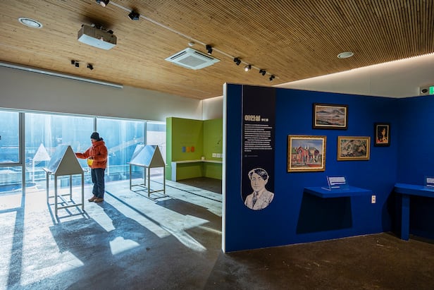 '중랑망우공간' 2층 전시실에선 망우역사문화공원에 잠든 근·현대 예술인들을 조망하는 '모던 감각: 망우의 예술가들' 전시가 2월 20일까지 열린다. / 양수열 영상미디어 기자